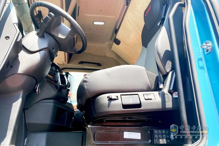 江淮星耀X7 8×4载货车：康明斯一体化动力链+高强钢车架+全新平台X7驾驶室