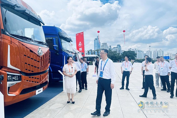 乘龙卡车东博会惊艳亮相，开启国际物流运输新纪元