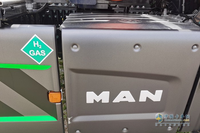 在2023卡车技术节上，曼恩展示了一台最新研发的氢内燃机牵引车。