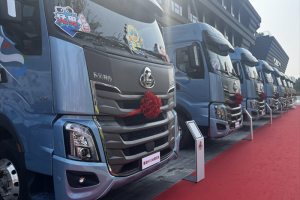 现场订车466台 乘龙H7大马力LNG牵引车重磅上市