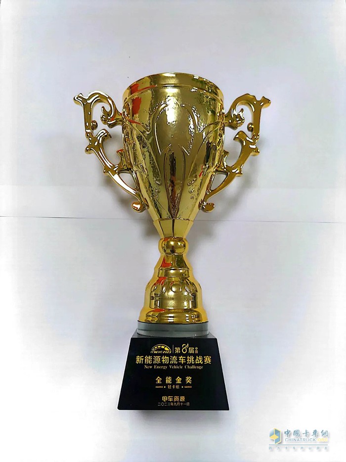 据悉：庆铃EVM600纯动轻卡，近日在“NEVC2023第八届中国新能源物流车挑战赛”中，表现优异，一举夺得（轻卡组）全能金奖、最佳节能能力奖、最佳续航能力奖、最佳动力性能奖、最佳制动性能奖等五项大奖，加冕“五料”冠军。