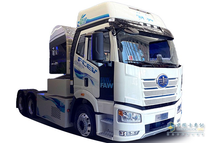 解放蓝途“星熠”液氢燃电牵引车