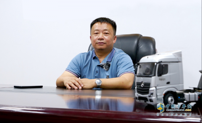 奔驰卡车：行业标杆下的高效运输解决方案