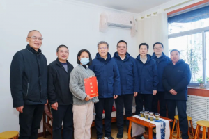 东风汽车领导在东风商用车慰问劳模、困难党员、困难职工