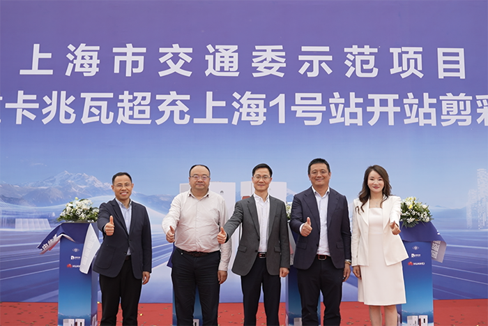 全国首座重卡兆瓦级超充示范站落成 上海临港开启绿色交通新时代