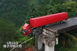 危急关头，解放卡车硬核守护，驾驶员化险为夷！
