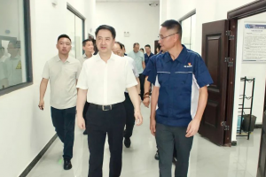 重庆市政府副市长郑向东调研长安跨越：勉励企业以创新驱动商用车产业高质量发展