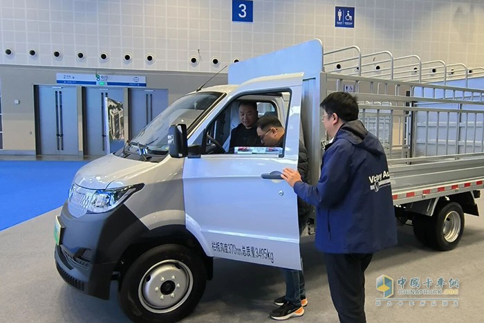 成功星马T3E亮相重庆陆海新通道国际物流博览会