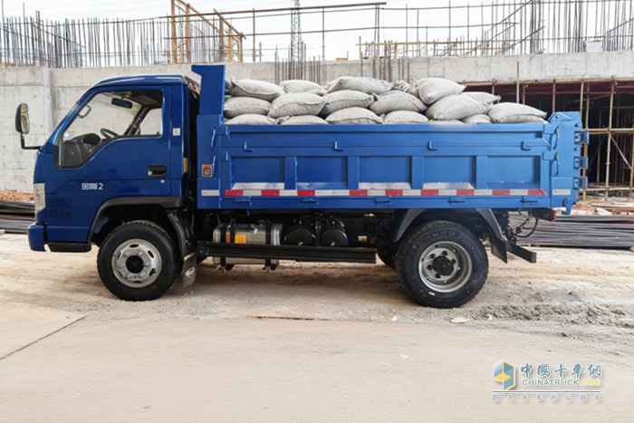 金刚2工程自卸车：“小身材 大承载” 城乡运输新选择