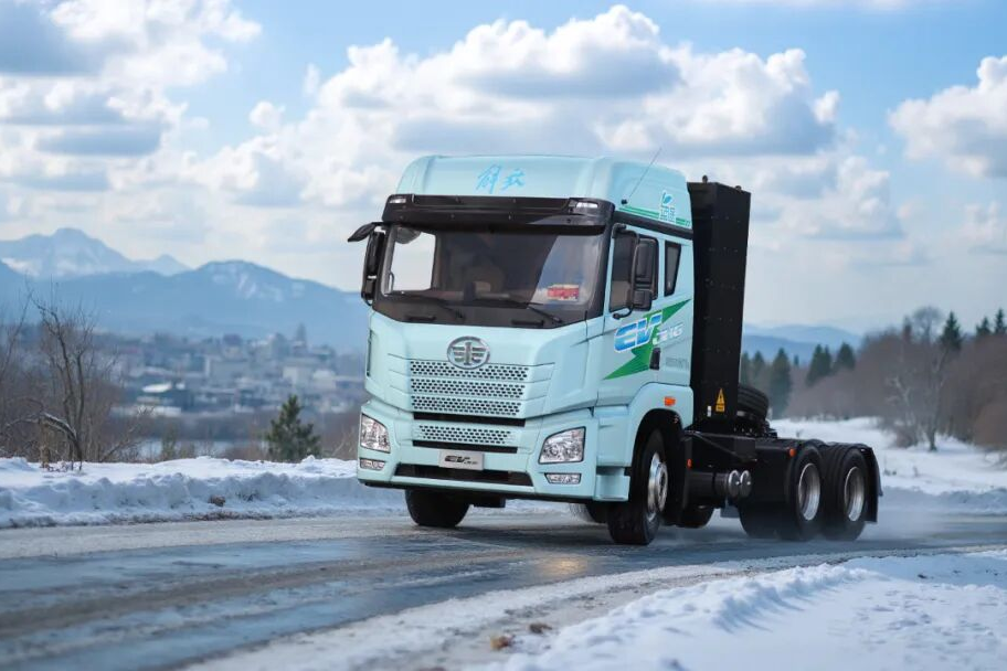 养车开销大？解放JH6 6×4新能源牵引车省钱跑得远！