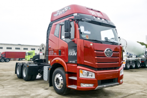 与解放J6P经典版LNG牵引车一路轻快前行！