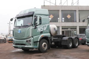 乘龙H5V LNG牵引车：助您一路向前，生活满载而归