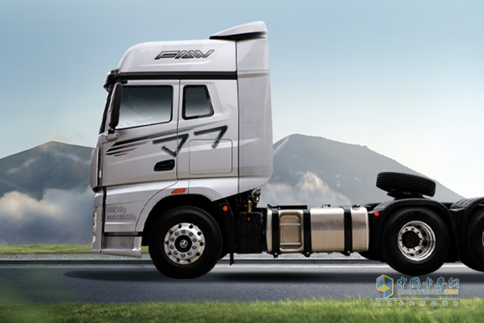 解放J7 6DV1 640马力领航版牵引车：畅快赢运，是一种底气