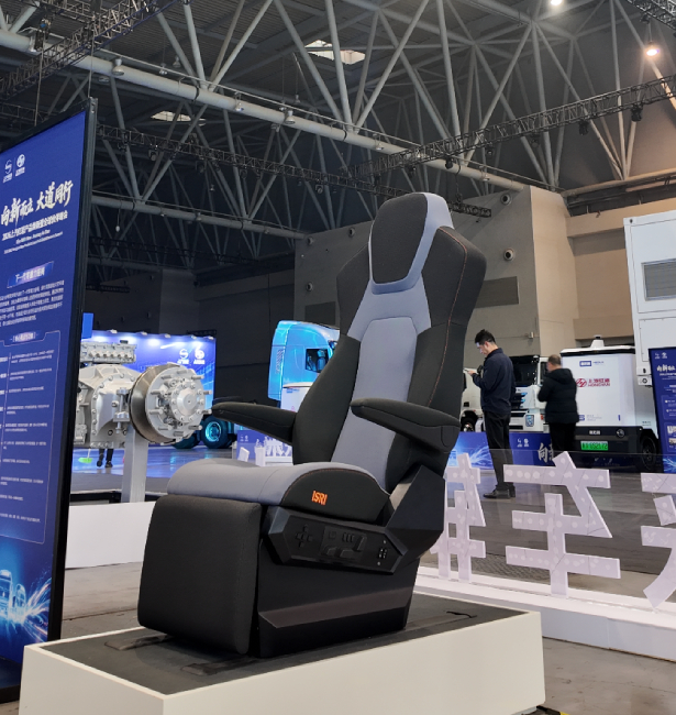 上汽红岩重卡焕新 伊思灵华泰注入舒适动能