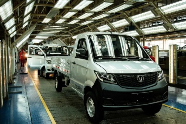 稳固基盘，启幕新篇！成功汽车26款斑马下线，夯实2026战略转型之基！