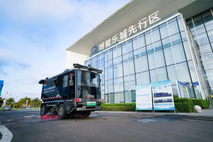 福龙马落地两大无人清扫示范场景，智绘自贸港环卫新标杆