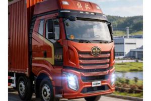 解放J6V 8×4载货车，这车“夯”爆了！