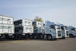 欧阳华俊13米高低板平板半挂车顺利发车！