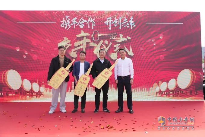 53辆龙擎AMT危化牵引车交付宁波客户