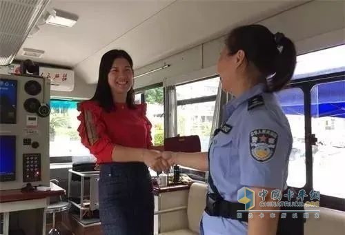 警务前移 触角前伸—移动警务室以 “警” 护春色，用 “心” 筑平安