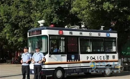 警务前移 触角前伸—移动警务室以 “警” 护春色，用 “心” 筑平安