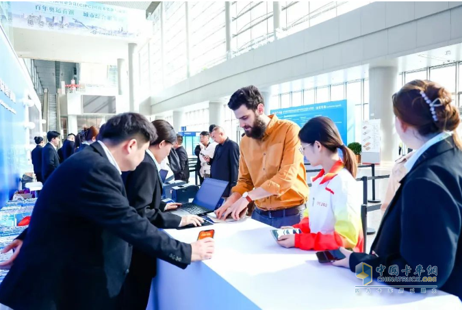 宇通装备检修车闪耀第八届中国国际管道会议
