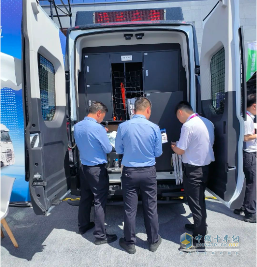 森源鸿马闪耀第十二届警用装备博览会：诠释“移动通信指挥车平台智能制造者”实力
