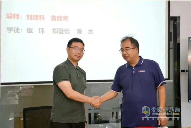 营销事业部举行“东风阳光创新服务工作室”导师带徒签约仪式