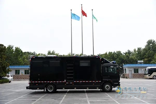 森源鸿马多功能宿营车奔赴湖南 筑牢警务后勤防线