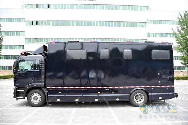 森源鸿马多功能宿营车奔赴湖南 筑牢警务后勤防线