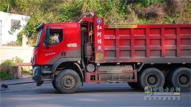 乘龙M3小钢炮:95 后卡友张师傅的路运水泥的实力搭档