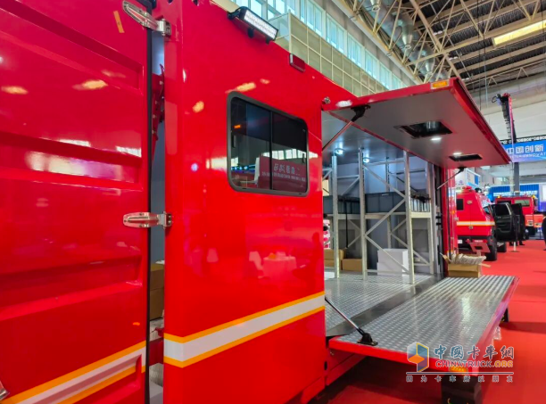 聚焦展会单品(三)5分钟完成装备切换!森源鸿马勾臂式自装卸方舱成消防展技术焦点