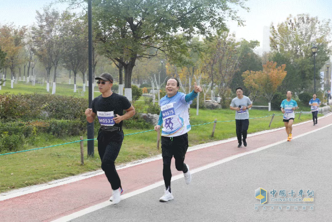 潍柴资讯:山东重工集团举办2025年职工健康跑暨趣味运动会