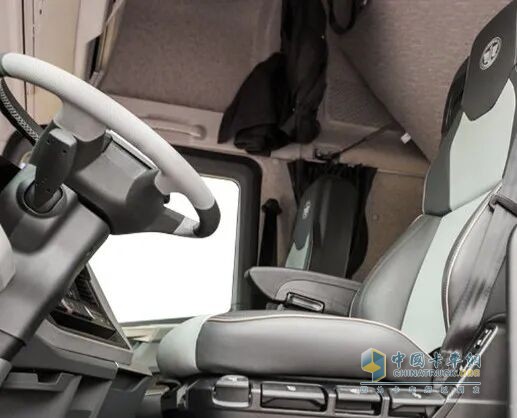 J7领航版660马力LNG牵引车:读懂你的心思,更读懂前路