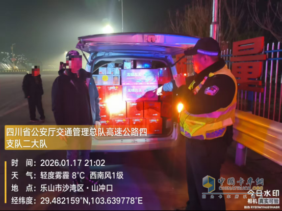 四川查获一男子非法运载烟花爆竹被拘留