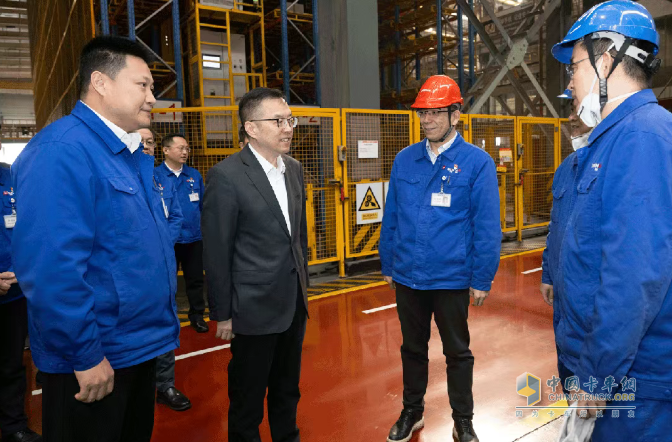 中国重汽集团领导调研复工复产工作并看望慰问一线员工