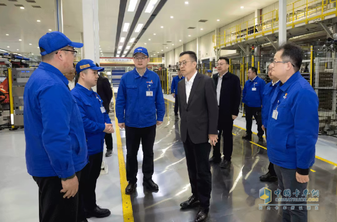 中国重汽集团领导调研复工复产工作并看望慰问一线员工
