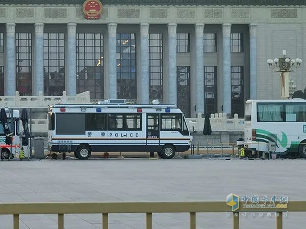 科技铸盾护盛会 平安前哨显担当—森源鸿马移动警务室全力护航两会安保