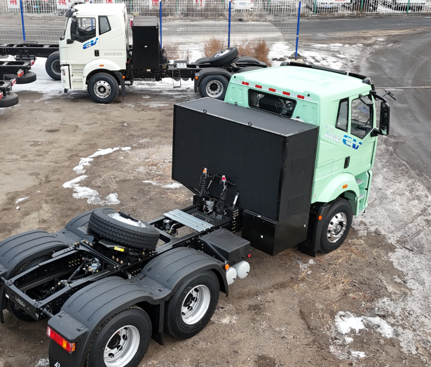 解放J6G Pro标载纯电电驱箱牵引车的“快乐哲学”~