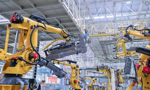 智造赋能！湖北省内主流媒体探访东风商用车D600智慧工厂