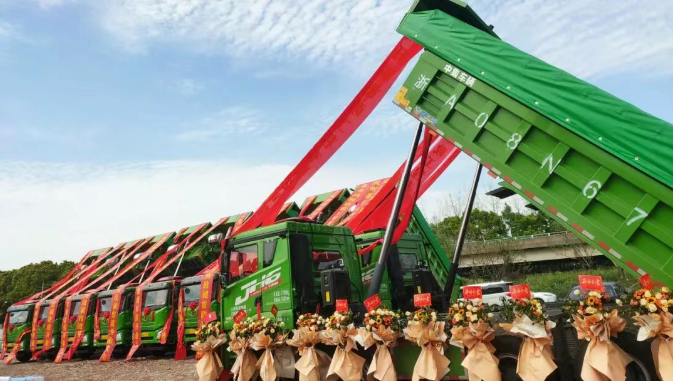 解放JH6自卸车批量交付,硬核实力赋能城市建设