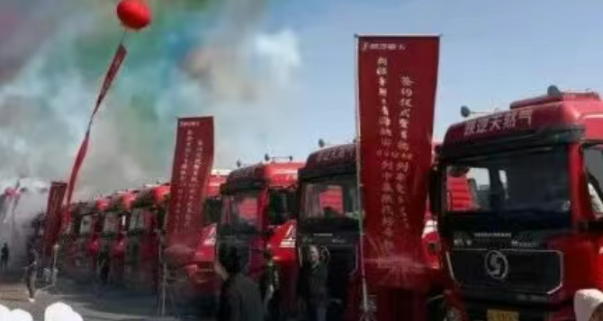 销融协同 240台陕汽重卡燃气牵引车集中交付