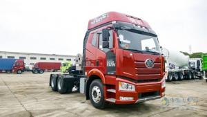 解放J6P 486马力LNG牵引车：节能科技引领物流未来