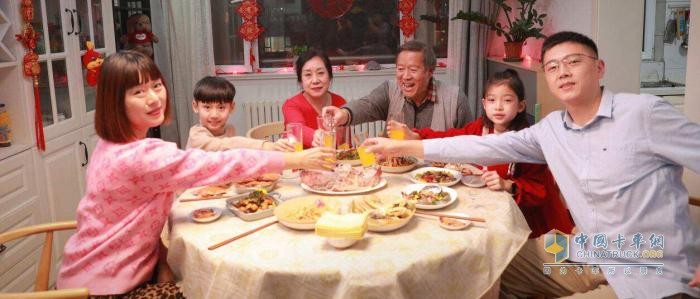 中国重汽2023年春节微电影《车轮上的年夜饭》 为兔年温情开篇