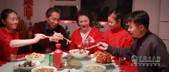 中国重汽2023年春节微电影《车轮上的年夜饭》 为兔年温情开篇