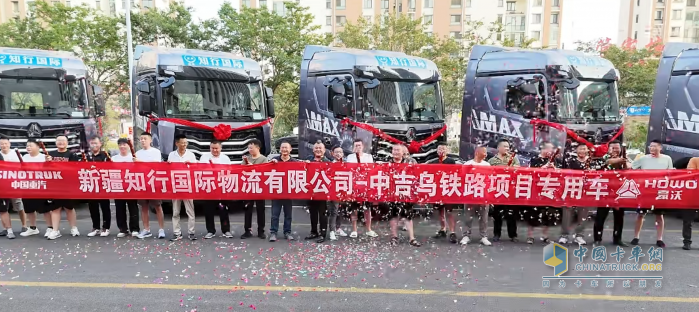 火爆交车 实力霸榜！豪沃重卡交付盛况闪耀今夏