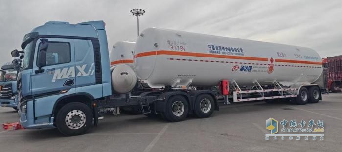 安全、高效、省心：重汽豪沃MAX成为危化品运输最佳CP