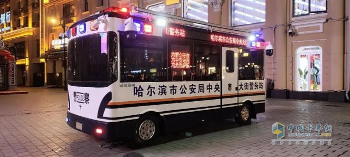 警务前移 触角前伸—移动警务室以 “警” 护春色，用 “心” 筑平安