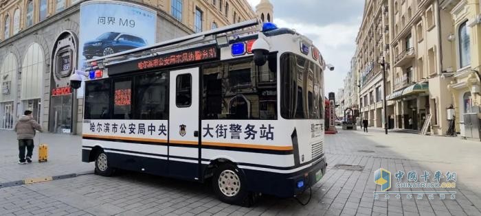 警务前移 触角前伸—移动警务室以 “警” 护春色，用 “心” 筑平安