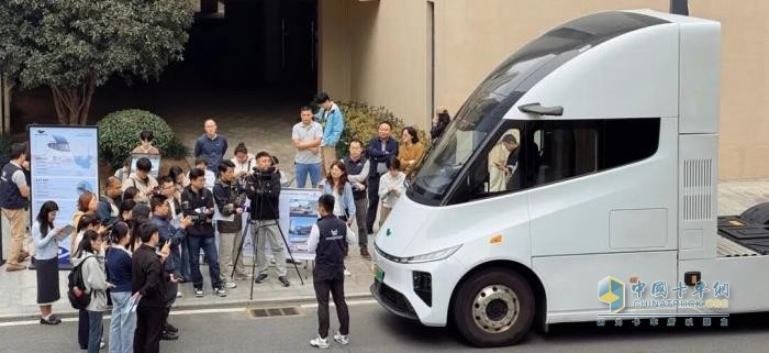 央媒及省市主流媒体到访苇渡科技！聚焦670km长续航纯电重卡